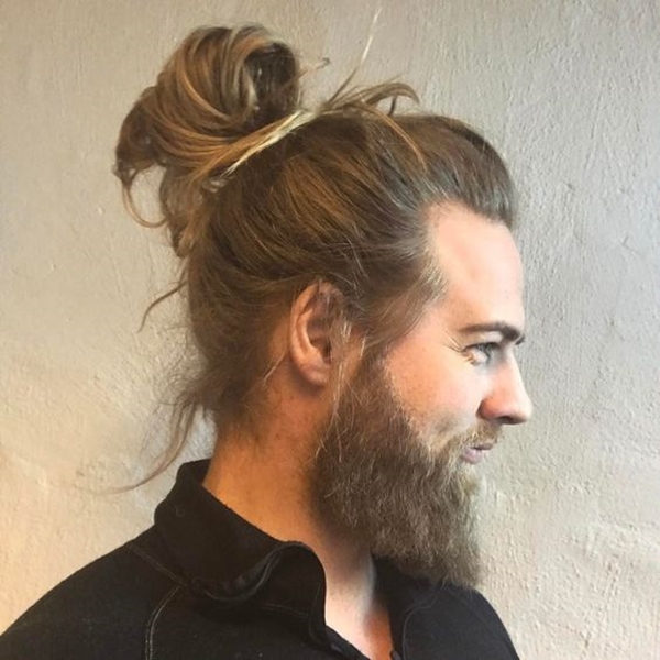 bun-hairstyle-men-which-suits-any-outfit