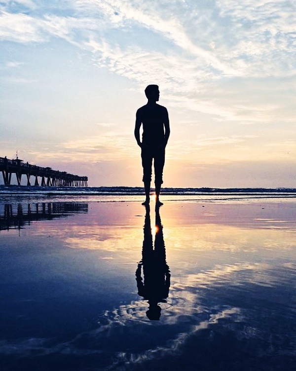 Symbolic-Beach-Photography-Poses-for-Men