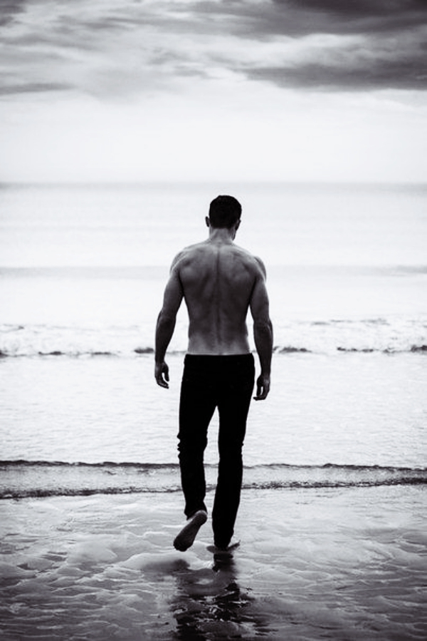 Symbolic-Beach-Photography-Poses-for-Men