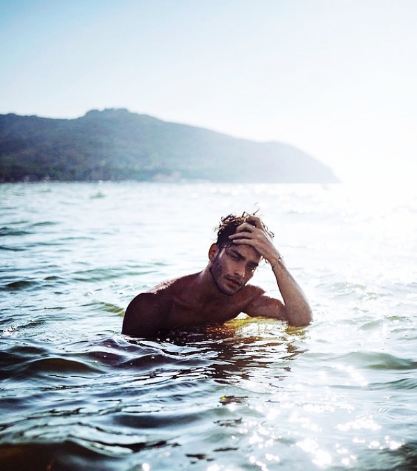 Symbolic-Beach-Photography-Poses-for-Men