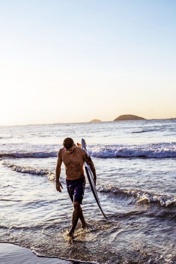 Symbolic-Beach-Photography-Poses-for-Men