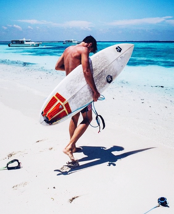 Symbolic-Beach-Photography-Poses-for-Men