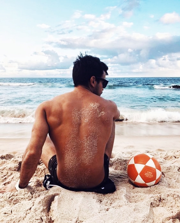 Symbolic-Beach-Photography-Poses-for-Men