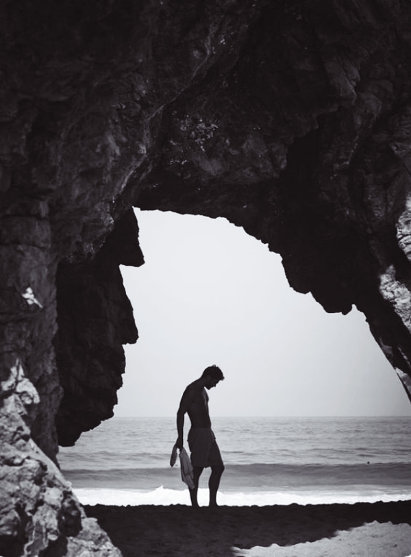 Symbolic-Beach-Photography-Poses-for-Men