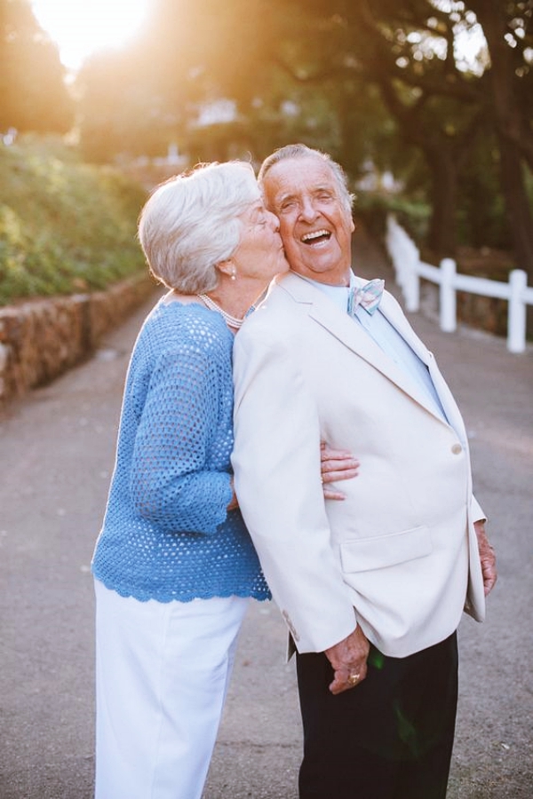 Best-Couple-Photo-Poses-For-Wedding-Anniversary