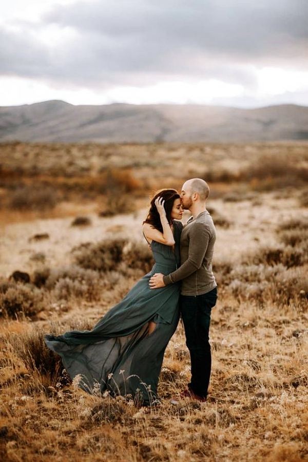 Best-Couple-Photo-Poses-For-Wedding-Anniversary