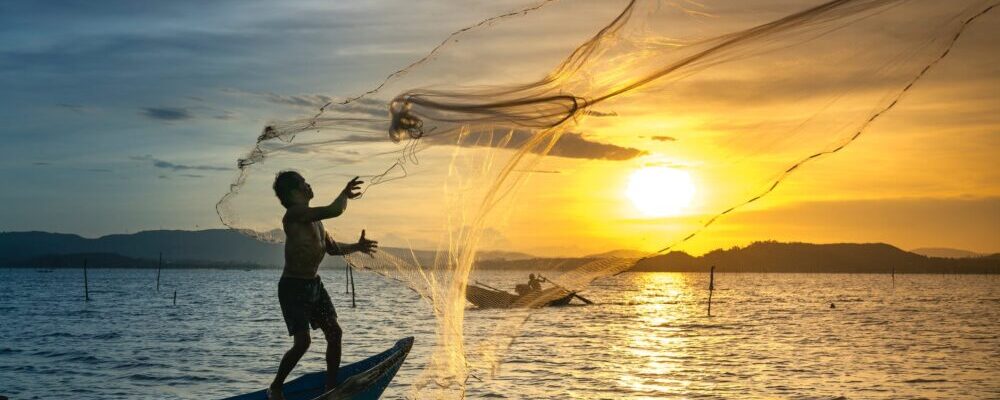 How to Properly Use a Fishing Net – 2022 Beginners Guide