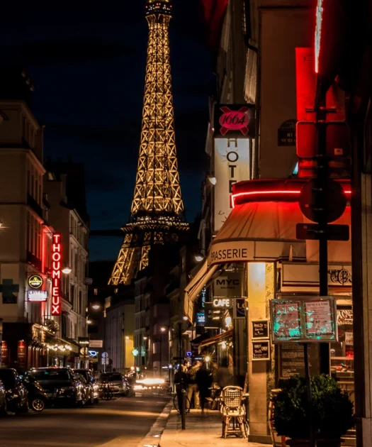 Nightlife in Paris For Single Men 2024: Explore Bars, Clubs, and Parties